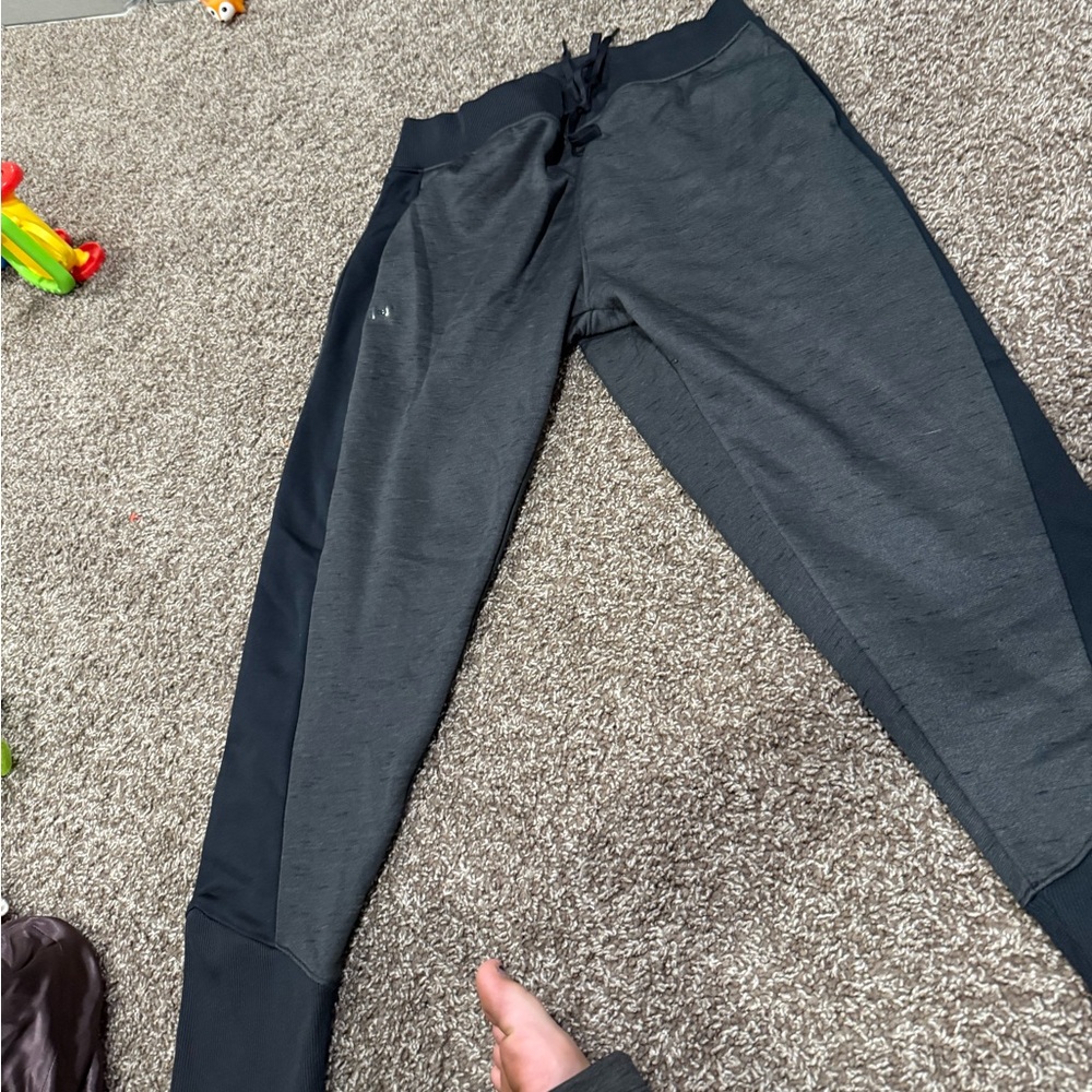 🍌Black and Gray under armour Jogger Pants barely worn